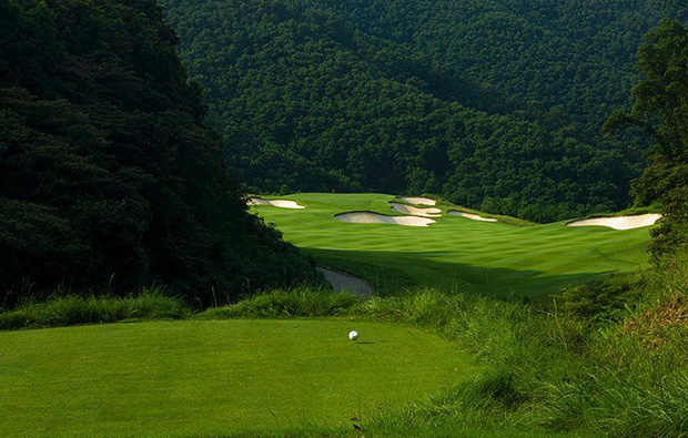 bunker at a hill at norman course mission hills, guangdong china