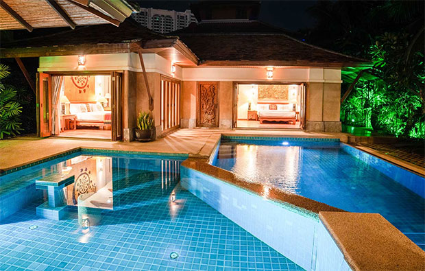 Rooms overlooking pool